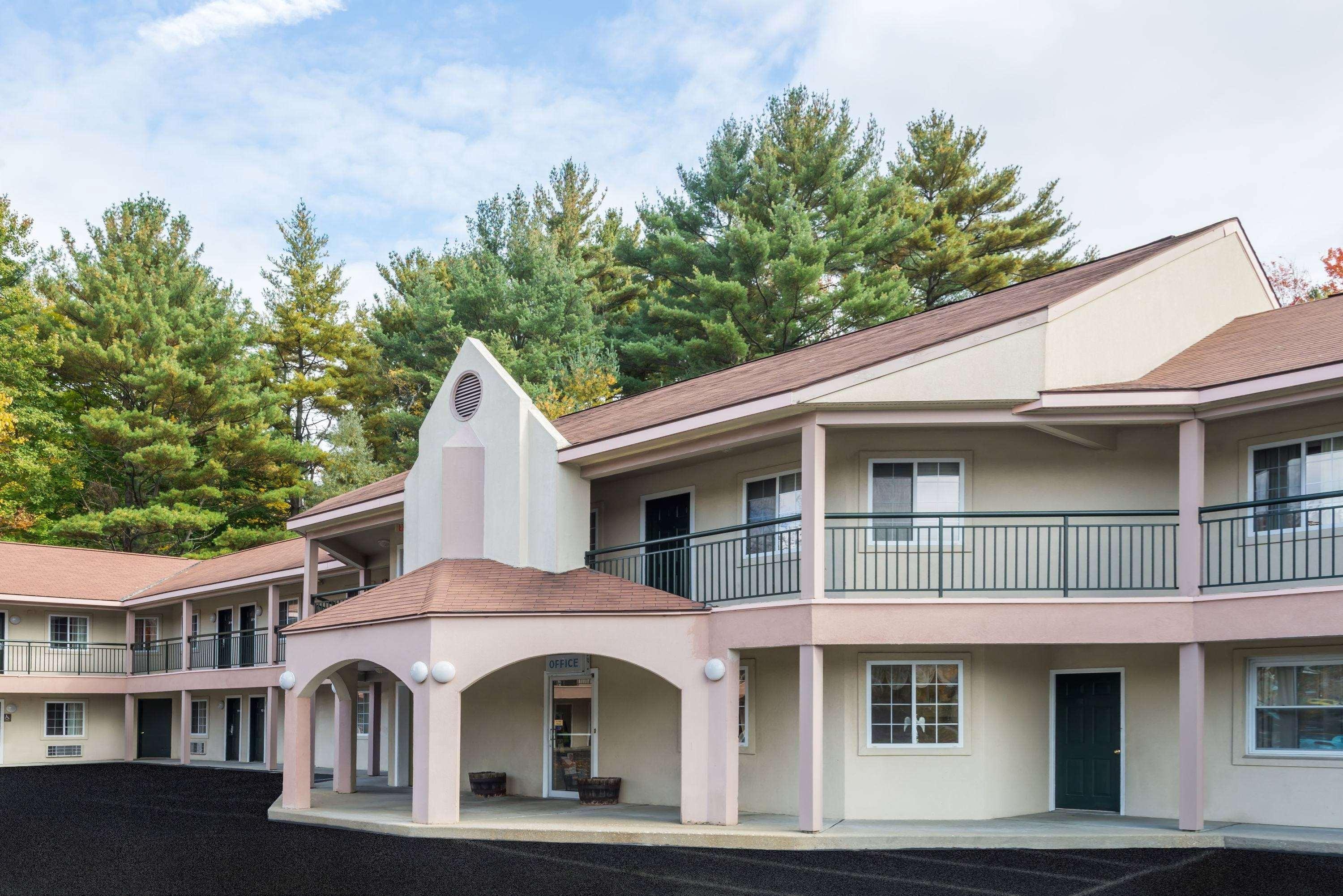 Howard Johnson By Wyndham Lenox Exterior photo