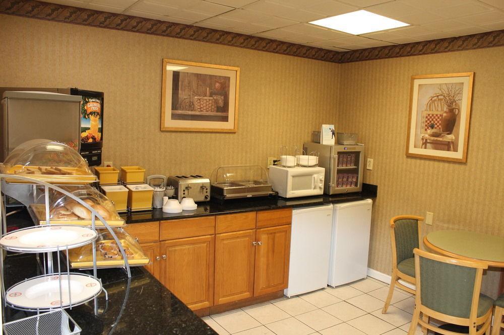 Howard Johnson By Wyndham Lenox Exterior photo