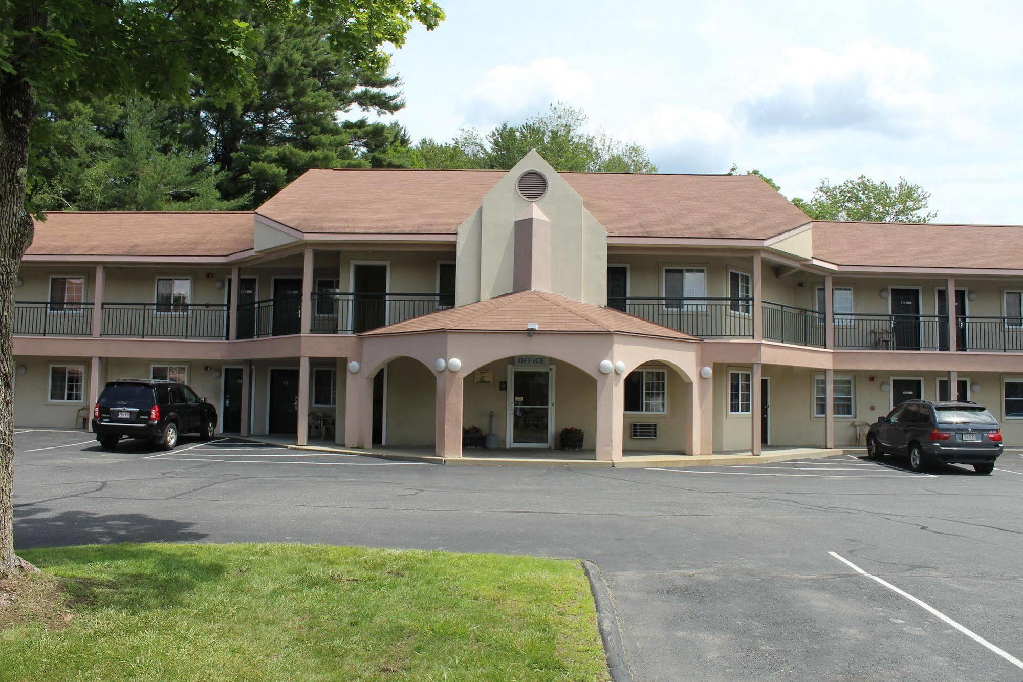 Howard Johnson By Wyndham Lenox Exterior photo