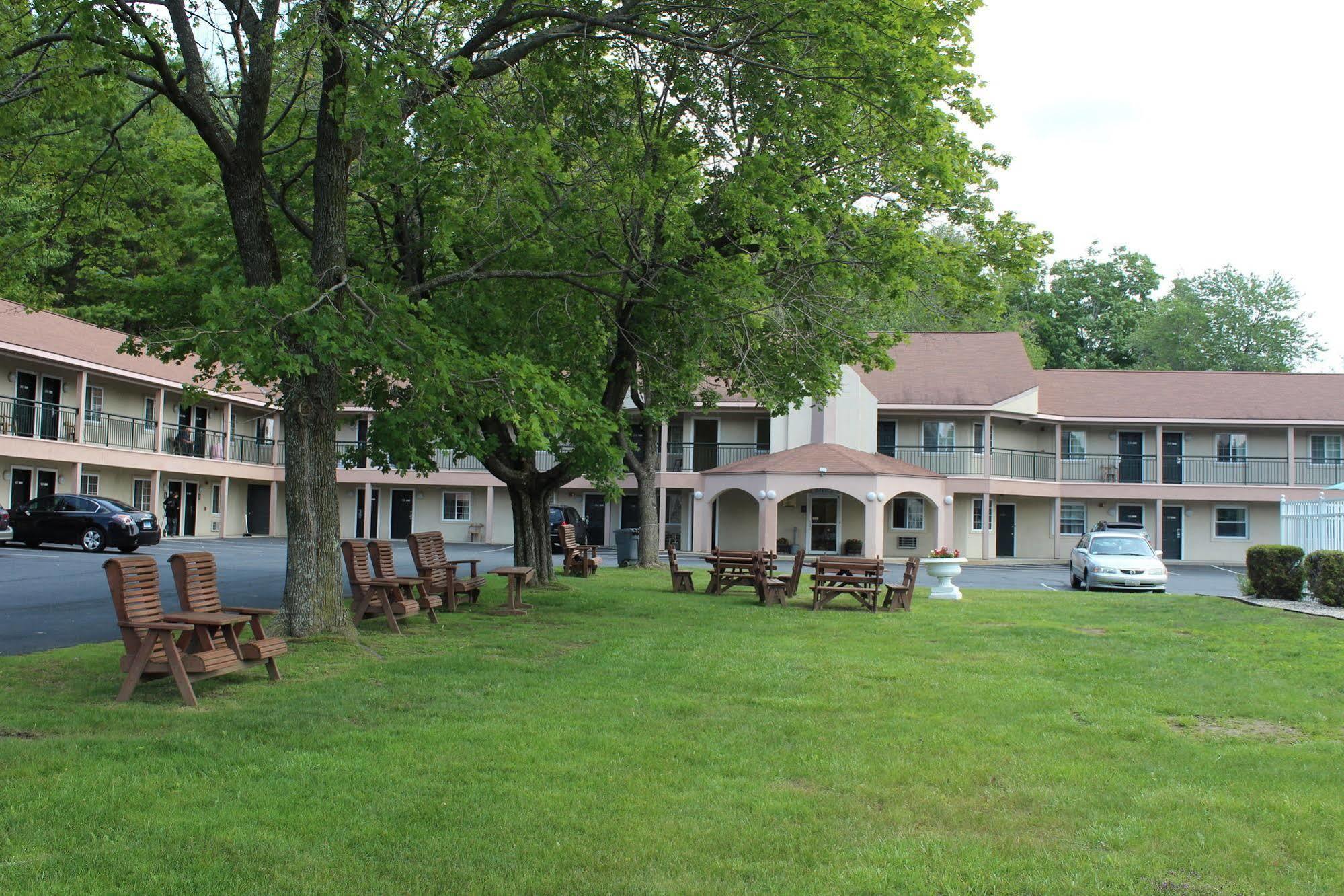 Howard Johnson By Wyndham Lenox Exterior photo